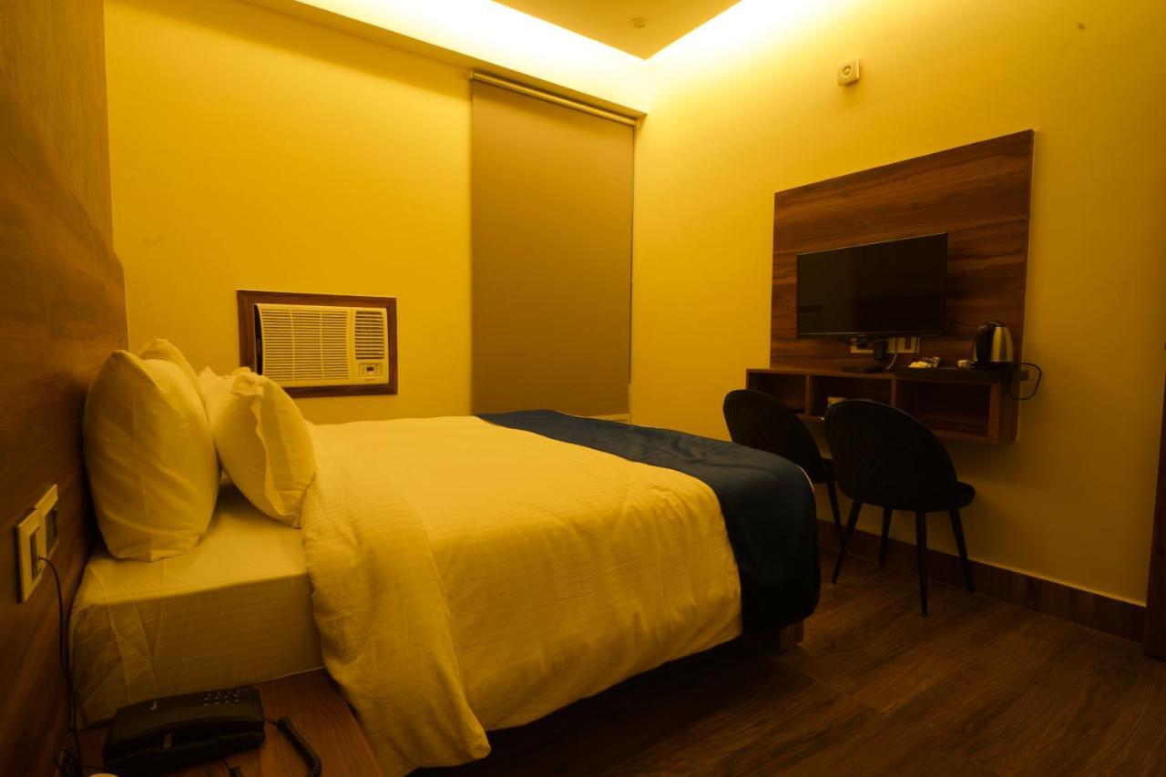 Dolphin Club Hotel Chinhat Luaran gambar